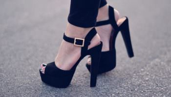 Une sélection de sandales noires incroyablement belles auxquelles aucune femme ne peut résister!