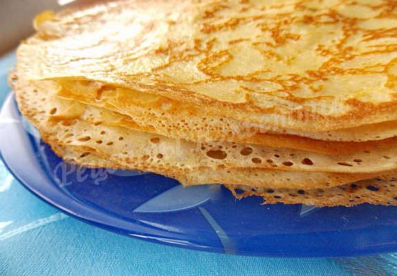 La meilleure recette de crêpes à la crème! Les crêpes sont incroyablement tendres et incroyablement délicieuses!