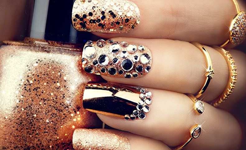 Manucure en strass: toutes les subtilités de la manucure la plus brillante (+30 idées pour un design époustouflant et une courte vidéo d'instruction)