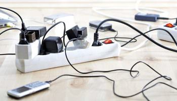 Dois-je débrancher le chargeur de la prise? Considérez 3 mythes principaux à ce sujet.