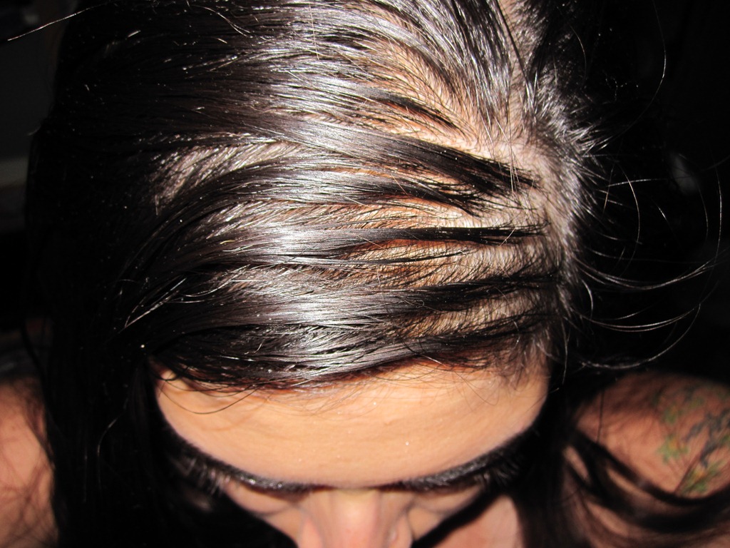 Comment masquer les cheveux sales?