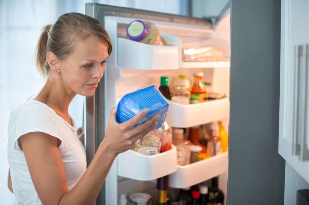 Comment enlever l'odeur du réfrigérateur?