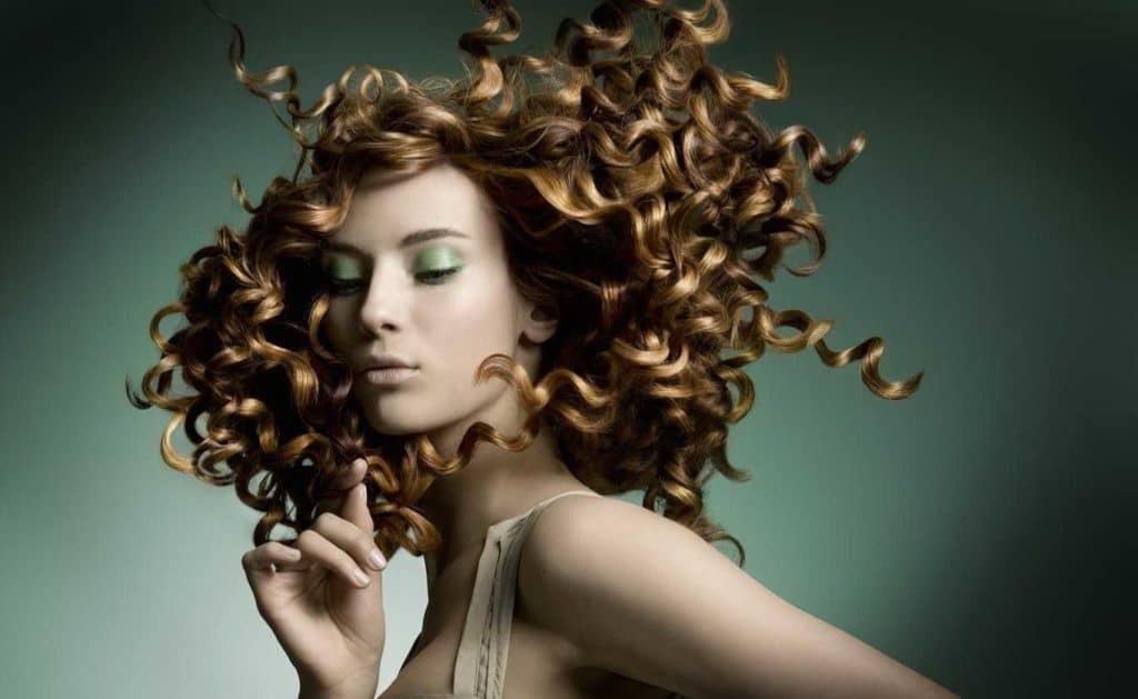 Perm sur cheveux moyens: version légère et grande (49 photos)