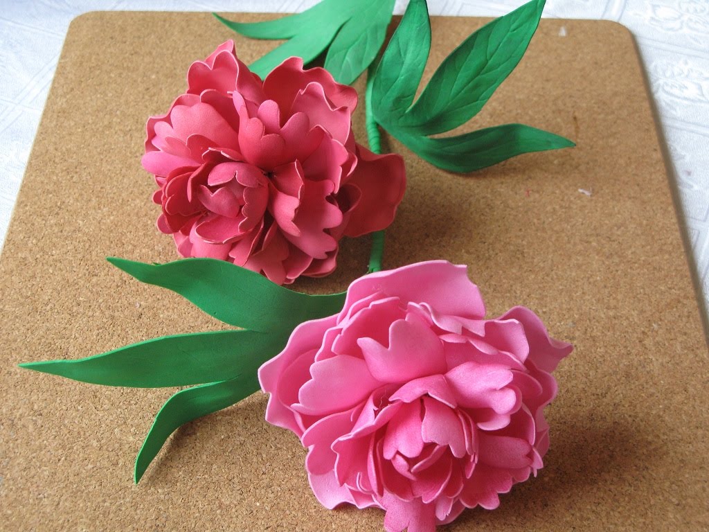 Fleurs de bricolage de foamiran: une instruction photo étape par étape avec une description