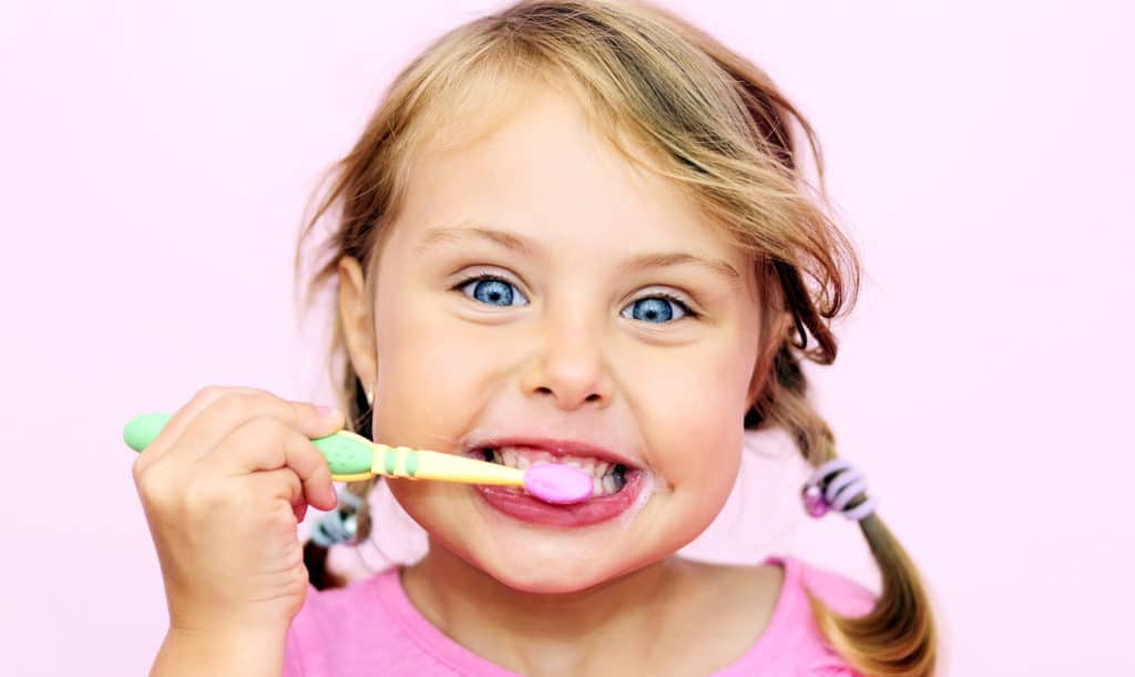 Comment choisir un dentifrice pour un enfant: à partir de 1 an, à partir de 3 ans et pour les autres âges
