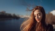 Conseils pour les coiffures par temps venteux